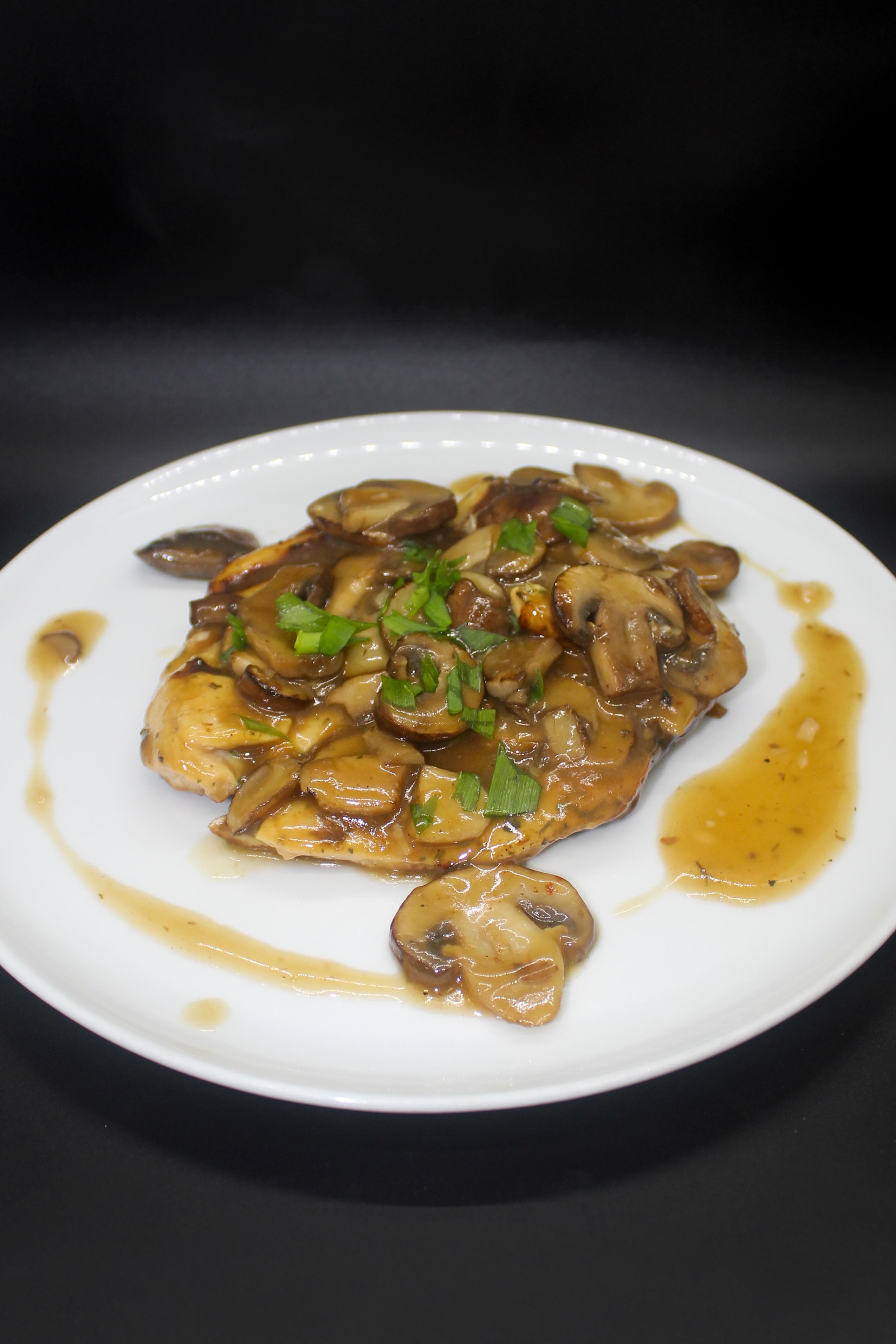 FILETE DE POLLO EN SALSA DE HONGOS