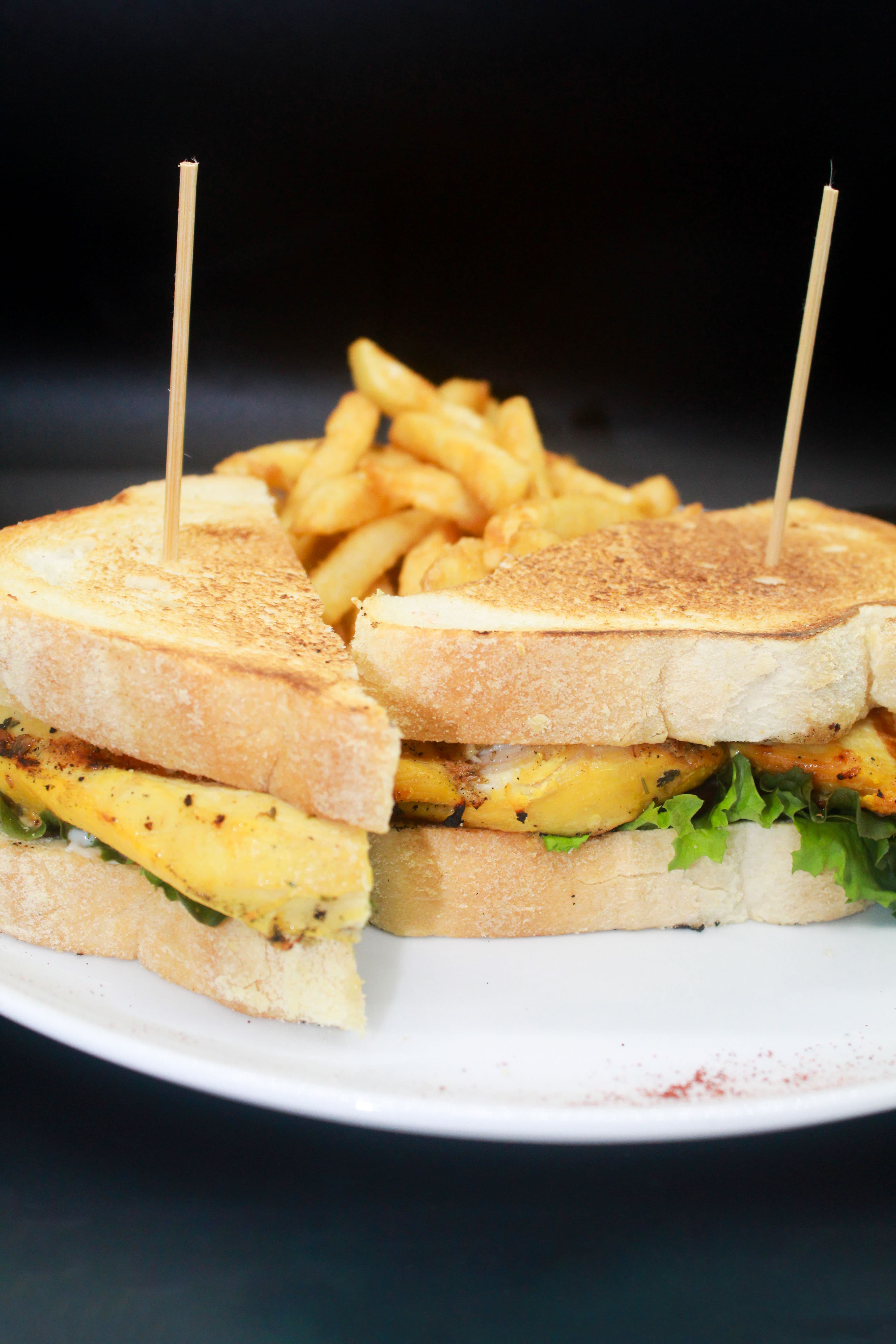 SANDWICH DE FILETE DE POLLO AL GRILL
