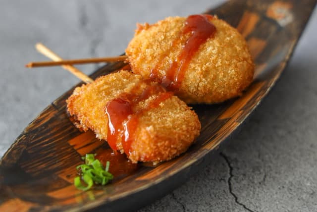BROCHETA DE PLATANO Y QUESO